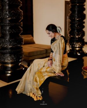 Samvrutha Sunil Instagram - It feels extra special to get this gorgeous soul @samvrithaakhil ready @live_in_more_style - my all time favourite girl- all dressed up in a golden saree and classic black blouse ✨ 
I had the joy of creating this look for her while we had our much needed girl’s time together — makeup and hair by me @swethakunjan86 @live_in_more_style 🌼
Onam may be a little early this year… but we’re already soaking in the festive feels 💛

Hair @live_in_more_style 
Makeup @live_in_more_style 
Saree @ammu_abraham 
Photography 📸 : @cam__addicted_ 

#liveinstyle #liveinmorestyle #samvrithaakhil #kochi #earlyonamvibes #samvrithasunil #onamready #stylebyme #swethakunjan #shobakunjan