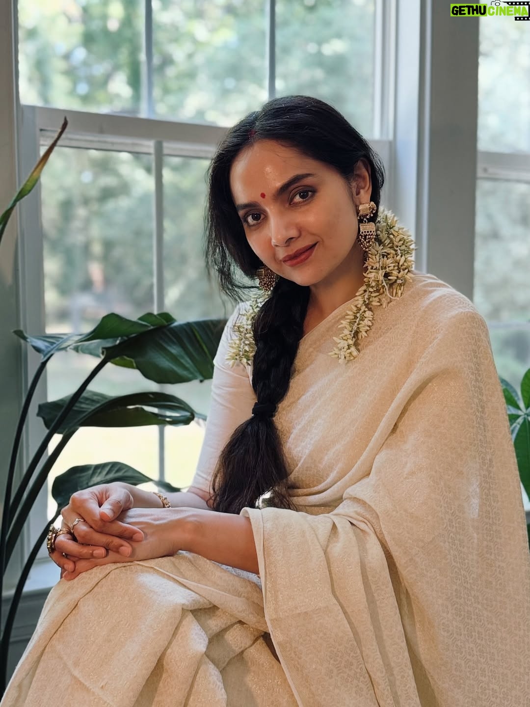 Samvrutha Sunil - 102.7K Likes - Happy Onam! 🌺

📸: Aki 

Earrings: Borrowed from @sanjuktasunil 😬

Saree: @aurabeyondfashion 

Bangles: @evarabysree