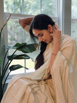 Samvrutha Sunil Instagram - Happy Onam! 🌺

📸: Aki 

Earrings: Borrowed from @sanjuktasunil 😬

Saree: @aurabeyondfashion 

Bangles: @evarabysree