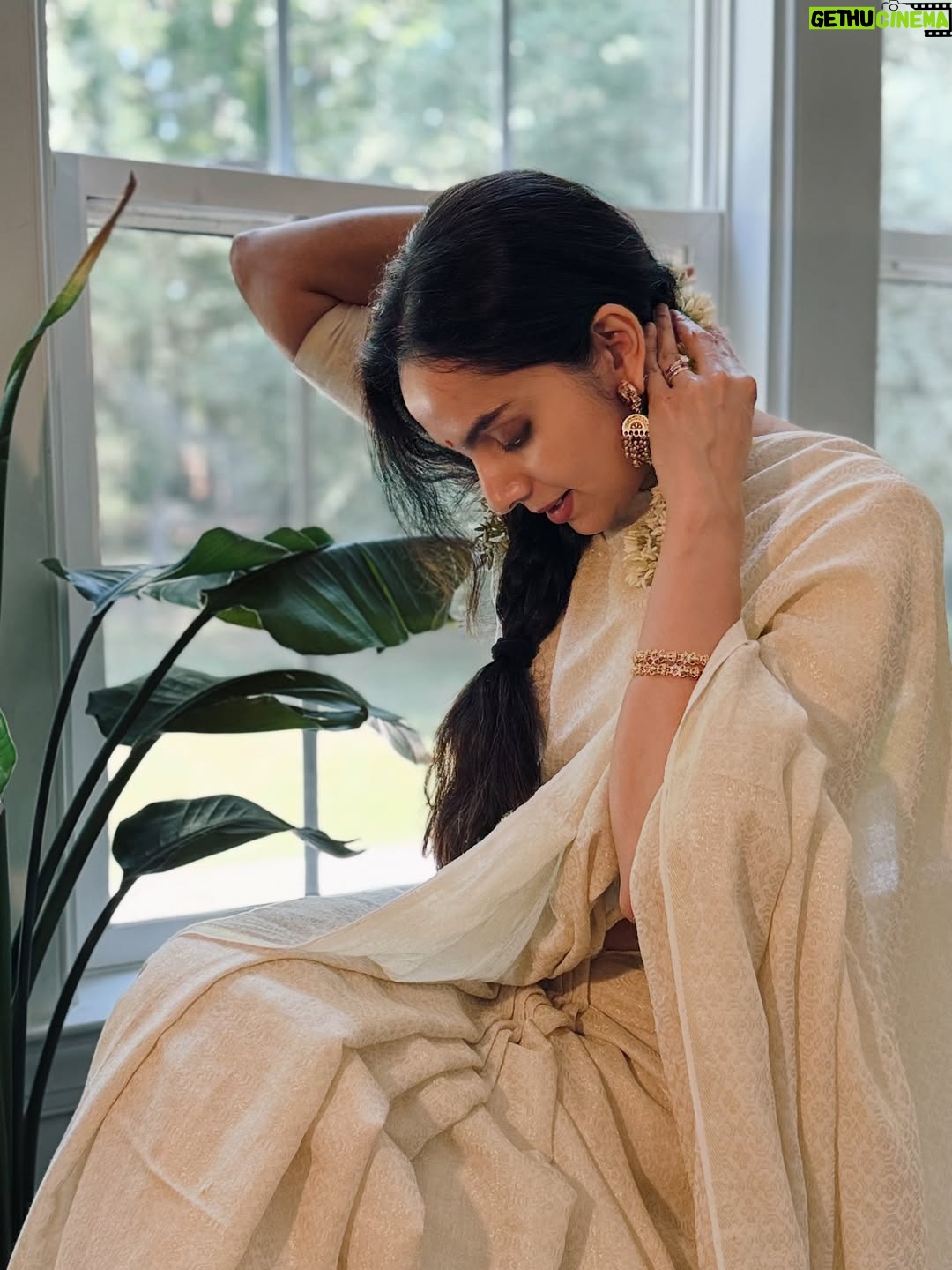 Samvrutha Sunil - 102.7K Likes - Happy Onam! 🌺

📸: Aki 

Earrings: Borrowed from @sanjuktasunil 😬

Saree: @aurabeyondfashion 

Bangles: @evarabysree
