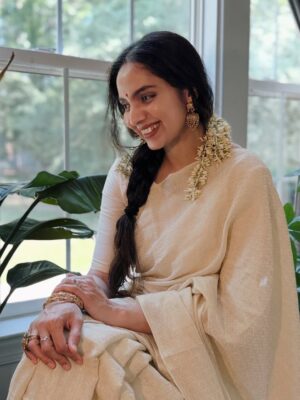 Samvrutha Sunil Instagram - Happy Onam! 🌺

📸: Aki 

Earrings: Borrowed from @sanjuktasunil 😬

Saree: @aurabeyondfashion 

Bangles: @evarabysree
