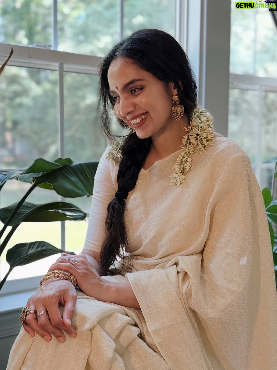 Samvrutha Sunil - 102.7K Likes - Happy Onam! 🌺

📸: Aki 

Earrings: Borrowed from @sanjuktasunil 😬

Saree: @aurabeyondfashion 

Bangles: @evarabysree