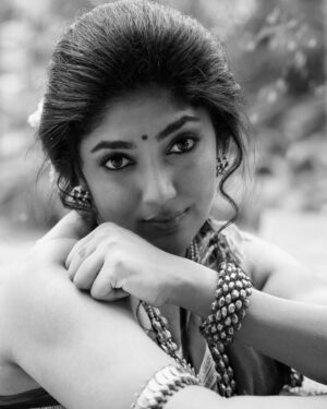 Samyukta Hornad Instagram - Continuing our looks from “Ode To Malnad” collection, here’s Actor Samyukta Hornad as the perfect muse to this shoot. 

✅ LOOK 3 
A demure look on Samyukta created with a Handloom ilkal Saree with a body that has the ‘Gayatri border’ design running all over. Traditionally meant to be done on borders only, this Saree is a twist on the traditional. 
The drape is ‘Yakshgana Parvathy Kase’ that has a certain glamour. This drape is popular in the Malnad region. The Saree drape from Coorg is also a variation of this style. 
This cotton Saree with silk pallu is the perfect choice for the upcoming festive season. 
DM to buy. 
In frame : @samyuktahornad 
Concept: @indulgexpress 
Photographer: @nithishayyod 
Hair & Make up: @romithokchom 
Accessories : @aham_jewellery 
Styling & wardrobe: @vayakaindia 
….
….
#saree #sareelove #sarees #sareelovers #sareeblouse #sareesofinstagram #gramslayer  #sari  #sareeaddict #sareecollection #bhfyp #sareenotsorry #sareeswag #ilkal #ajrakh #handmade #handloom