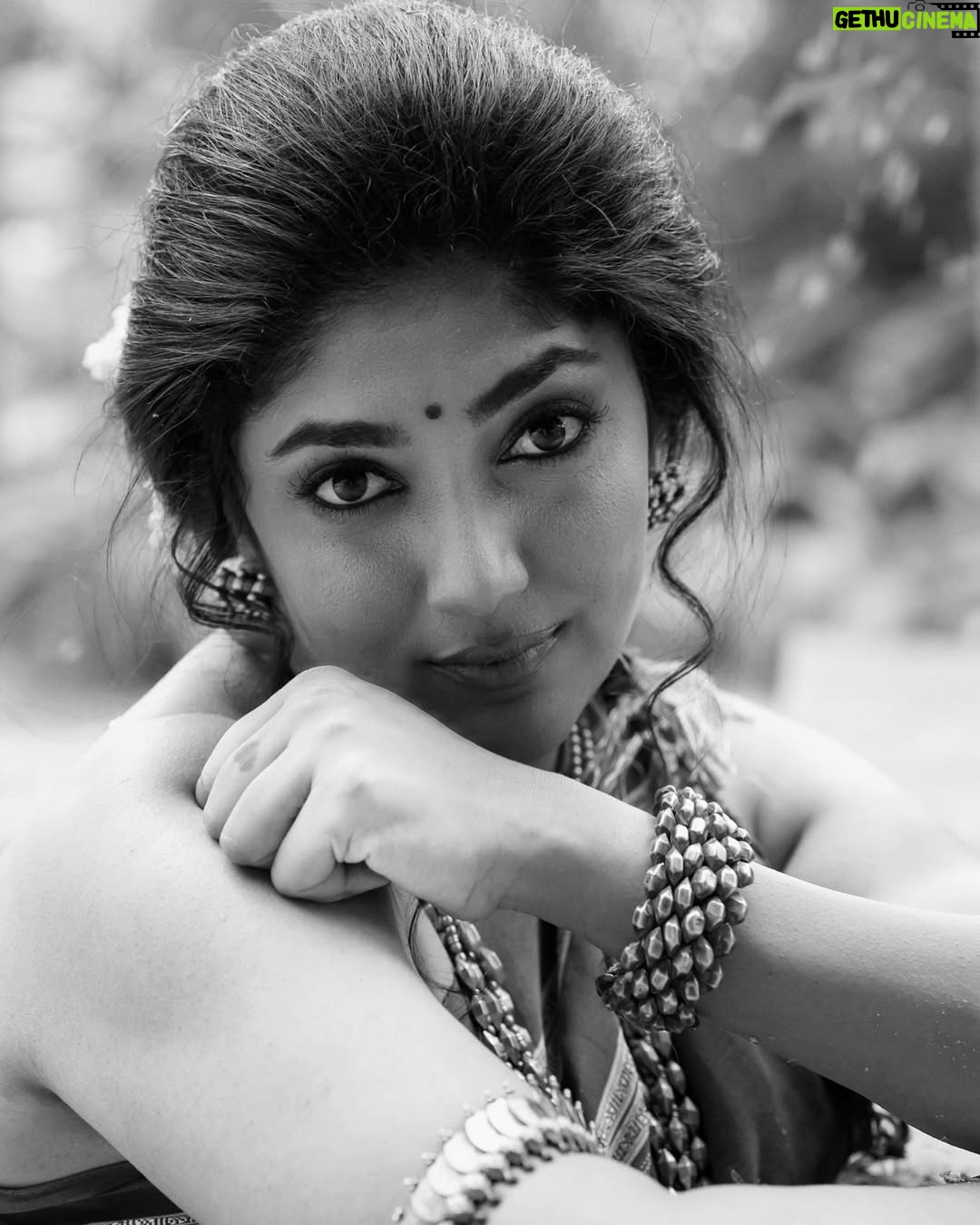 Samyukta Hornad - 3K Likes - Continuing our looks from “Ode To Malnad” collection, here’s Actor Samyukta Hornad as the perfect muse to this shoot. 

✅ LOOK 3 
A demure look on Samyukta created with a Handloom ilkal Saree with a body that has the ‘Gayatri border’ design running all over. Traditionally meant to be done on borders only, this Saree is a twist on the traditional. 
The drape is ‘Yakshgana Parvathy Kase’ that has a certain glamour. This drape is popular in the Malnad region. The Saree drape from Coorg is also a variation of this style. 
This cotton Saree with silk pallu is the perfect choice for the upcoming festive season. 
DM to buy. 
In frame : @samyuktahornad 
Concept: @indulgexpress 
Photographer: @nithishayyod 
Hair & Make up: @romithokchom 
Accessories : @aham_jewellery 
Styling & wardrobe: @vayakaindia 
….
….
#saree #sareelove #sarees #sareelovers #sareeblouse #sareesofinstagram #gramslayer  #sari  #sareeaddict #sareecollection #bhfyp #sareenotsorry #sareeswag #ilkal #ajrakh #handmade #handloom