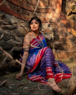 Samyukta Hornad Instagram - Continuing our looks from “Ode To Malnad” collection, here’s Actor Samyukta Hornad as the perfect muse to this shoot. 

✅ LOOK 3 
A demure look on Samyukta created with a Handloom ilkal Saree with a body that has the ‘Gayatri border’ design running all over. Traditionally meant to be done on borders only, this Saree is a twist on the traditional. 
The drape is ‘Yakshgana Parvathy Kase’ that has a certain glamour. This drape is popular in the Malnad region. The Saree drape from Coorg is also a variation of this style. 
This cotton Saree with silk pallu is the perfect choice for the upcoming festive season. 
DM to buy. 
In frame : @samyuktahornad 
Concept: @indulgexpress 
Photographer: @nithishayyod 
Hair & Make up: @romithokchom 
Accessories : @aham_jewellery 
Styling & wardrobe: @vayakaindia 
….
….
#saree #sareelove #sarees #sareelovers #sareeblouse #sareesofinstagram #gramslayer  #sari  #sareeaddict #sareecollection #bhfyp #sareenotsorry #sareeswag #ilkal #ajrakh #handmade #handloom
