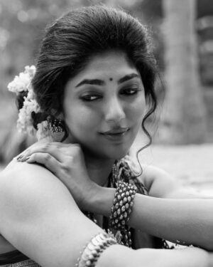 Samyukta Hornad Instagram - Continuing our looks from “Ode To Malnad” collection, here’s Actor Samyukta Hornad as the perfect muse to this shoot. 

✅ LOOK 3 
A demure look on Samyukta created with a Handloom ilkal Saree with a body that has the ‘Gayatri border’ design running all over. Traditionally meant to be done on borders only, this Saree is a twist on the traditional. 
The drape is ‘Yakshgana Parvathy Kase’ that has a certain glamour. This drape is popular in the Malnad region. The Saree drape from Coorg is also a variation of this style. 
This cotton Saree with silk pallu is the perfect choice for the upcoming festive season. 
DM to buy. 
In frame : @samyuktahornad 
Concept: @indulgexpress 
Photographer: @nithishayyod 
Hair & Make up: @romithokchom 
Accessories : @aham_jewellery 
Styling & wardrobe: @vayakaindia 
….
….
#saree #sareelove #sarees #sareelovers #sareeblouse #sareesofinstagram #gramslayer  #sari  #sareeaddict #sareecollection #bhfyp #sareenotsorry #sareeswag #ilkal #ajrakh #handmade #handloom