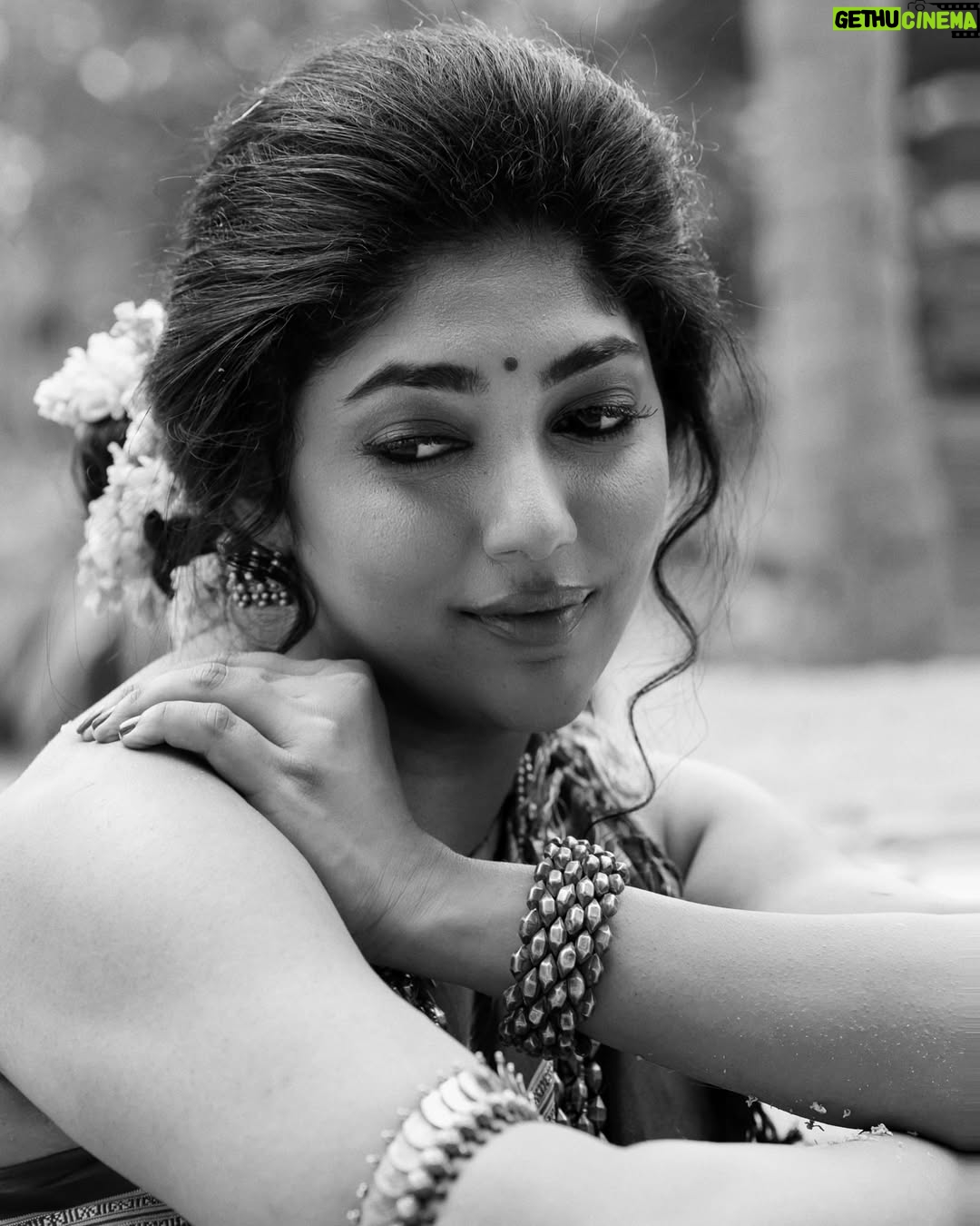 Samyukta Hornad - 3K Likes - Continuing our looks from “Ode To Malnad” collection, here’s Actor Samyukta Hornad as the perfect muse to this shoot. 

✅ LOOK 3 
A demure look on Samyukta created with a Handloom ilkal Saree with a body that has the ‘Gayatri border’ design running all over. Traditionally meant to be done on borders only, this Saree is a twist on the traditional. 
The drape is ‘Yakshgana Parvathy Kase’ that has a certain glamour. This drape is popular in the Malnad region. The Saree drape from Coorg is also a variation of this style. 
This cotton Saree with silk pallu is the perfect choice for the upcoming festive season. 
DM to buy. 
In frame : @samyuktahornad 
Concept: @indulgexpress 
Photographer: @nithishayyod 
Hair & Make up: @romithokchom 
Accessories : @aham_jewellery 
Styling & wardrobe: @vayakaindia 
….
….
#saree #sareelove #sarees #sareelovers #sareeblouse #sareesofinstagram #gramslayer  #sari  #sareeaddict #sareecollection #bhfyp #sareenotsorry #sareeswag #ilkal #ajrakh #handmade #handloom