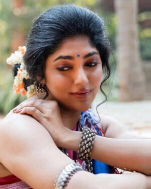 Samyukta Hornad Instagram - Continuing our looks from “Ode To Malnad” collection, here’s Actor Samyukta Hornad as the perfect muse to this shoot. 

✅ LOOK 3 
A demure look on Samyukta created with a Handloom ilkal Saree with a body that has the ‘Gayatri border’ design running all over. Traditionally meant to be done on borders only, this Saree is a twist on the traditional. 
The drape is ‘Yakshgana Parvathy Kase’ that has a certain glamour. This drape is popular in the Malnad region. The Saree drape from Coorg is also a variation of this style. 
This cotton Saree with silk pallu is the perfect choice for the upcoming festive season. 
DM to buy. 
In frame : @samyuktahornad 
Concept: @indulgexpress 
Photographer: @nithishayyod 
Hair & Make up: @romithokchom 
Accessories : @aham_jewellery 
Styling & wardrobe: @vayakaindia 
….
….
#saree #sareelove #sarees #sareelovers #sareeblouse #sareesofinstagram #gramslayer  #sari  #sareeaddict #sareecollection #bhfyp #sareenotsorry #sareeswag #ilkal #ajrakh #handmade #handloom