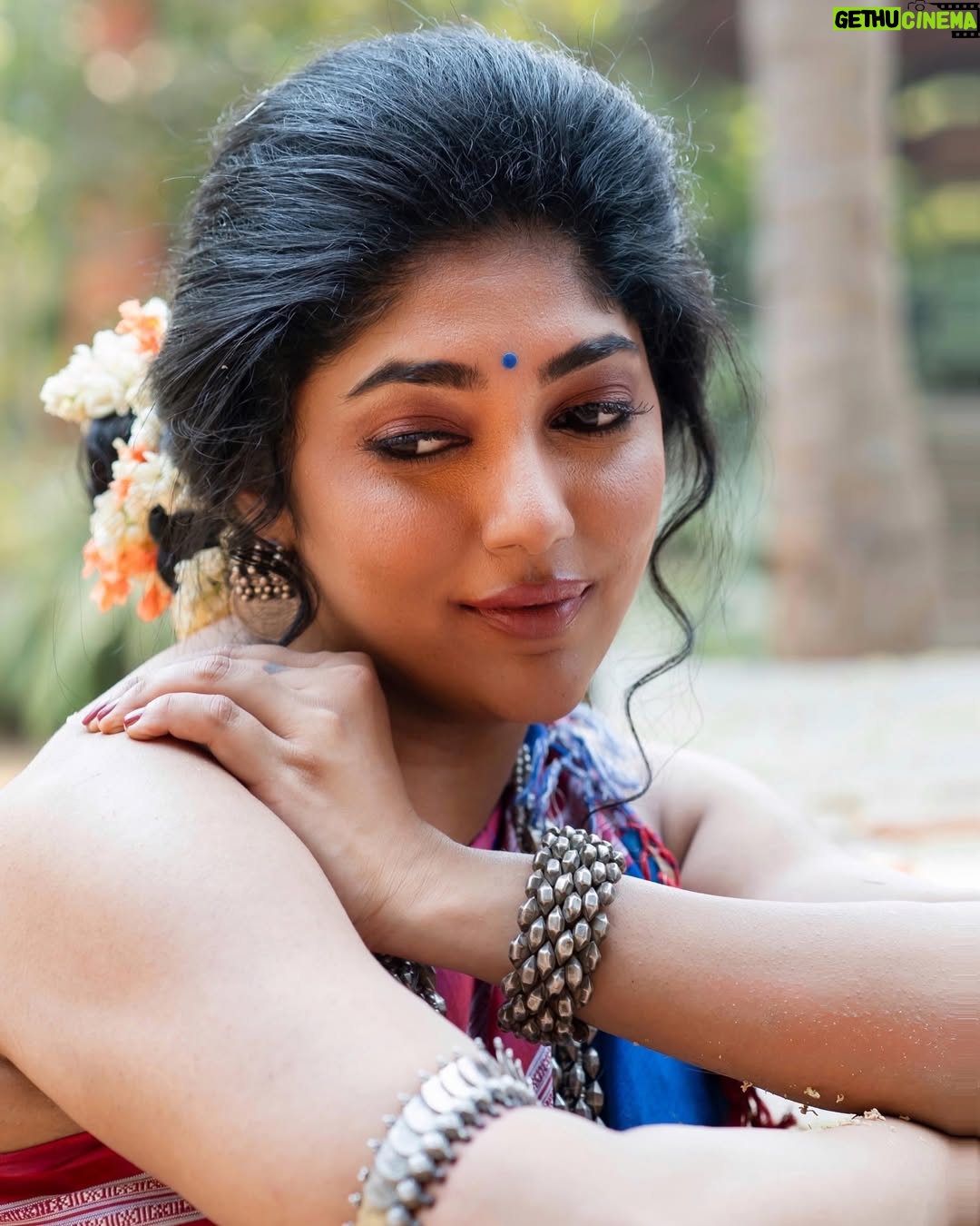 Samyukta Hornad - 3K Likes - Continuing our looks from “Ode To Malnad” collection, here’s Actor Samyukta Hornad as the perfect muse to this shoot. 

✅ LOOK 3 
A demure look on Samyukta created with a Handloom ilkal Saree with a body that has the ‘Gayatri border’ design running all over. Traditionally meant to be done on borders only, this Saree is a twist on the traditional. 
The drape is ‘Yakshgana Parvathy Kase’ that has a certain glamour. This drape is popular in the Malnad region. The Saree drape from Coorg is also a variation of this style. 
This cotton Saree with silk pallu is the perfect choice for the upcoming festive season. 
DM to buy. 
In frame : @samyuktahornad 
Concept: @indulgexpress 
Photographer: @nithishayyod 
Hair & Make up: @romithokchom 
Accessories : @aham_jewellery 
Styling & wardrobe: @vayakaindia 
….
….
#saree #sareelove #sarees #sareelovers #sareeblouse #sareesofinstagram #gramslayer  #sari  #sareeaddict #sareecollection #bhfyp #sareenotsorry #sareeswag #ilkal #ajrakh #handmade #handloom