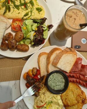 Sanam Chaudhry Instagram - Table for two. ☀️🥞
-
breakfast | ootd | morning | shopping | coffee date
