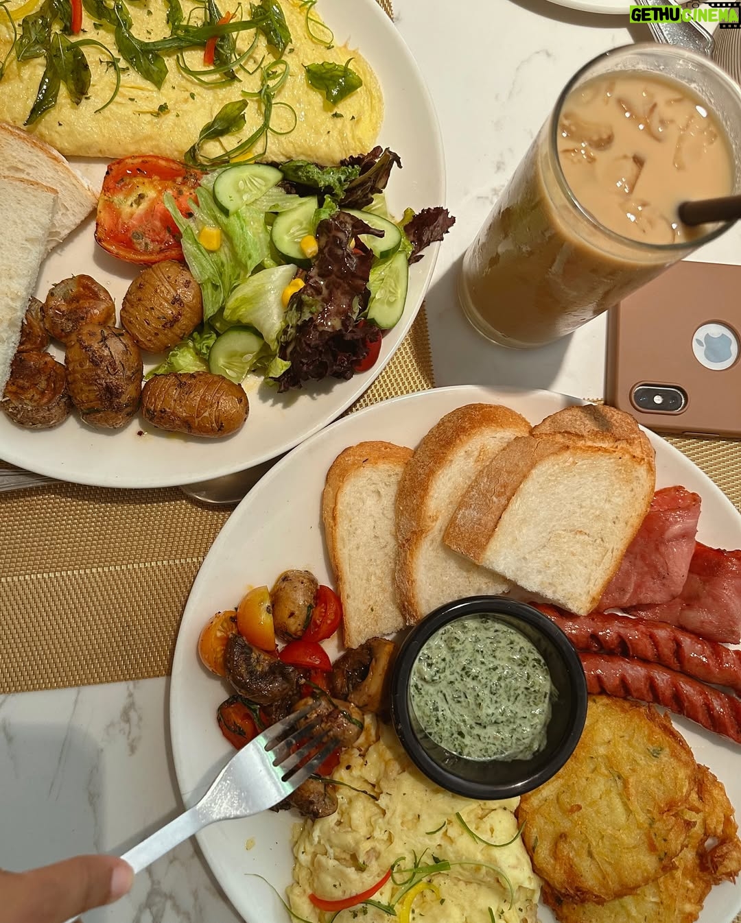 Sanam Chaudhry - 39.5K Likes - Table for two. ☀️🥞
-
breakfast | ootd | morning | shopping | coffee date
