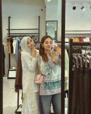 Sanam Chaudhry Instagram - Table for two. ☀️🥞
-
breakfast | ootd | morning | shopping | coffee date