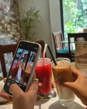 Sanam Chaudhry Instagram - Table for two. ☀️🥞
-
breakfast | ootd | morning | shopping | coffee date