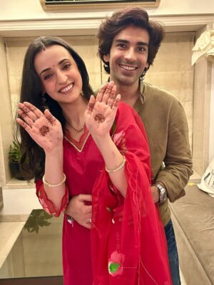 Sanaya Irani Instagram - Karwachauth ❤️❤️
When you have taken way too many pictures and can’t decide which one to put.😜
Pick your favourite one guys and go crazy.😂