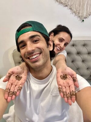 Sanaya Irani Instagram - Karwachauth ❤️❤️
When you have taken way too many pictures and can’t decide which one to put.😜
Pick your favourite one guys and go crazy.😂