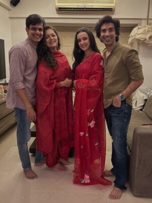 Sanaya Irani Instagram - Karwachauth ❤️❤️
When you have taken way too many pictures and can’t decide which one to put.😜
Pick your favourite one guys and go crazy.😂