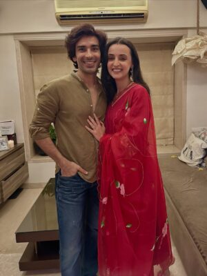 Sanaya Irani Instagram - Karwachauth ❤️❤️
When you have taken way too many pictures and can’t decide which one to put.😜
Pick your favourite one guys and go crazy.😂