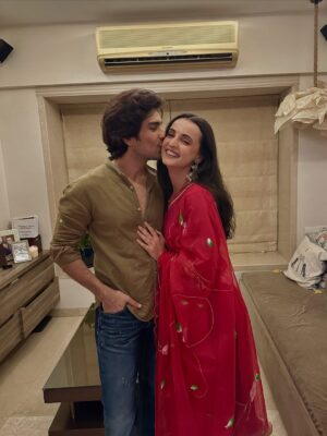 Sanaya Irani Instagram - Karwachauth ❤️❤️
When you have taken way too many pictures and can’t decide which one to put.😜
Pick your favourite one guys and go crazy.😂