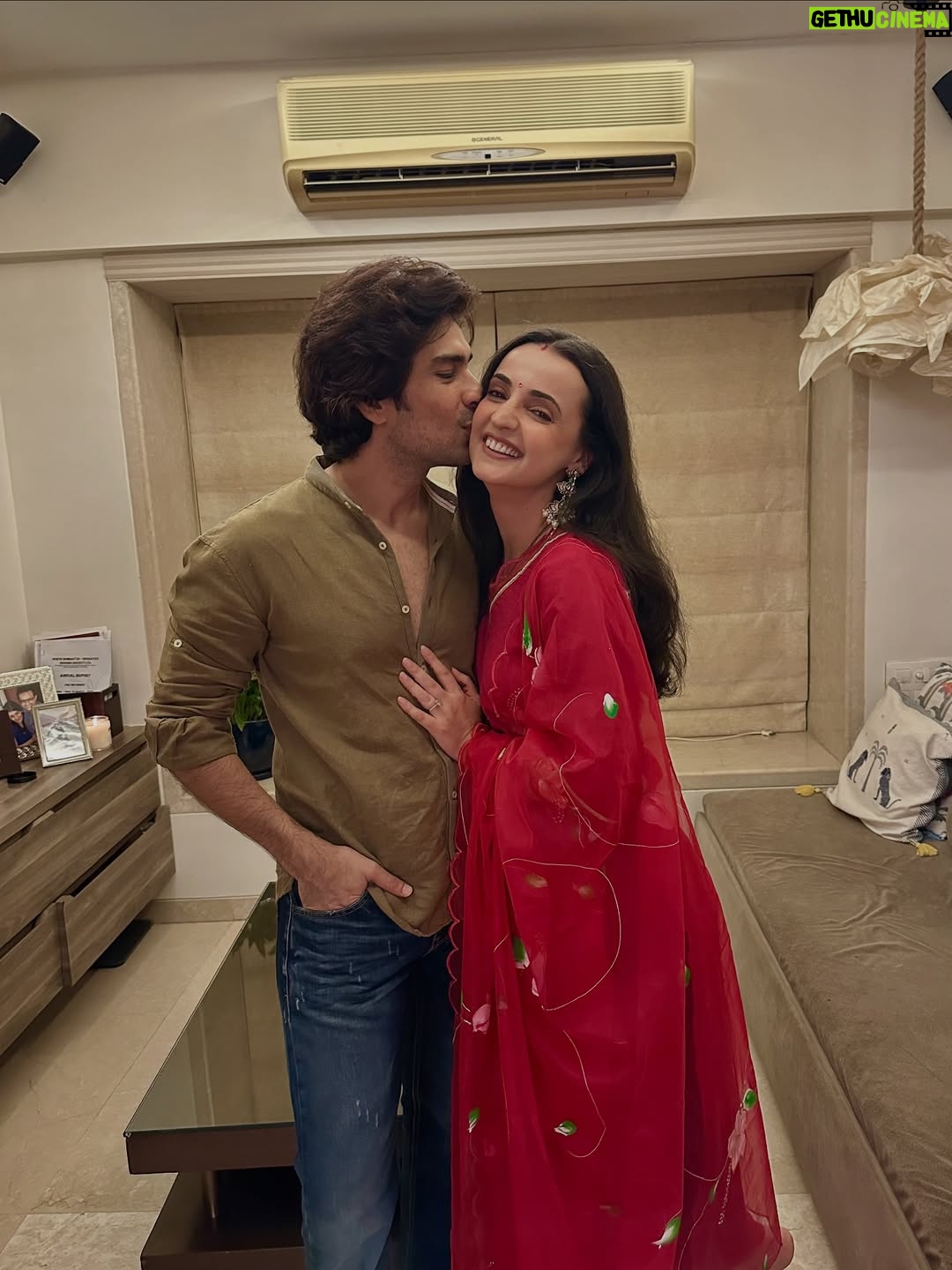 Sanaya Irani - 628.8K Likes - Karwachauth ❤️❤️
When you have taken way too many pictures and can’t decide which one to put.😜
Pick your favourite one guys and go crazy.😂