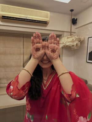 Sanaya Irani Instagram - Karwachauth ❤️❤️
When you have taken way too many pictures and can’t decide which one to put.😜
Pick your favourite one guys and go crazy.😂