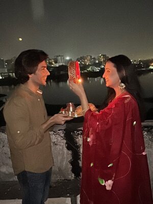 Sanaya Irani Instagram - Karwachauth ❤️❤️
When you have taken way too many pictures and can’t decide which one to put.😜
Pick your favourite one guys and go crazy.😂