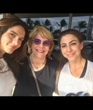 Sandra Vergara Instagram - Happy birthday to the best sister in the entire universe!! Mi hĆ©roe, my day 1! Eres el orgullo mĆ”s grande y lo mĆ”s bello de la vida mi VEVE š«¶āØ te amooo! Happy birthday you sexy fox!!! @veronica_vergara