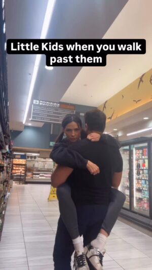 Sandra Vergara Instagram - I don’t know if you know this but this is how little kids act when you walk past them 😳😂👧🏻 #funny #comedy #intheknow