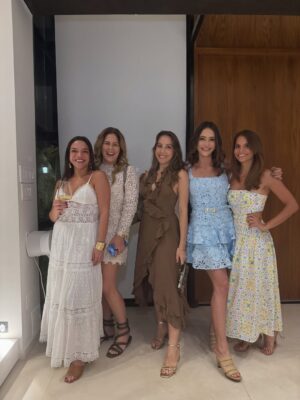 Sandra Vergara Instagram - Gracias a la mĆ”s top, mejor hermana del mundo por haberme dado la mejor fiesta de cumpleaƱos posible! @veronica_vergara mi hĆ©roe mi soulmate forever! Thank you sis for throwing me the best birthday party, with my family and friends since high school! Y ni se diga @riadfayad gracias por ser el mejor cuƱi del mundo š«¶āØāØāØ
