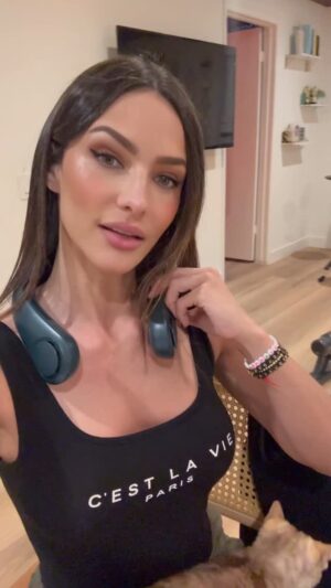 Sandra Vergara Instagram - Never been more exited about a fan.. as I head out to… my hometown 🇨🇴 It’s been a min since I’ve been there, and although the weather is 🥵🔥 I can’t to celebrate my birthday w my family and best friends 🙏🫶🥳🎂