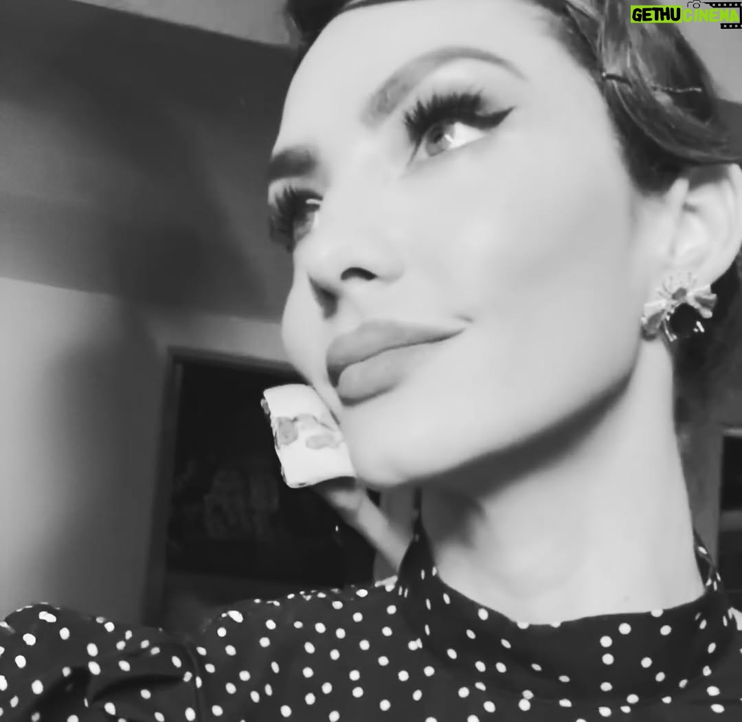 Sandra Vergara - 3 Likes - Timelessness. 🖤✨