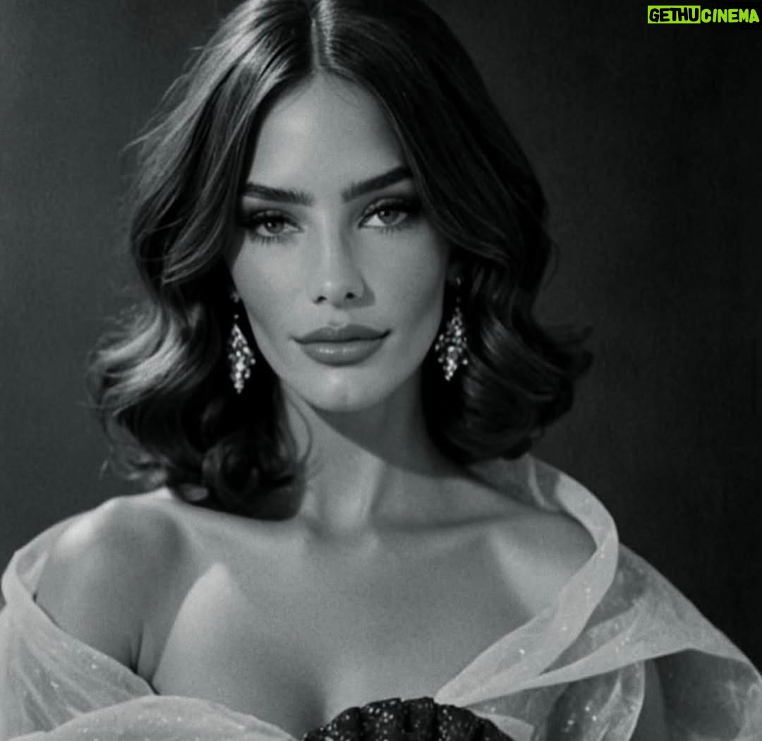 Sandra Vergara - 3 Likes - Timelessness. 🖤✨