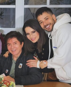 Sandy Instagram - Pai @xororooficial ,
Amo admirar o homem que você é:
inteiro, raro, luminoso no seu jeito de existir no mundo.
Obrigada por me ensinar, do seu jeito, o melhor jeito – na verdade, o único que há – mostrando, na vida vivida –
o valor de caminhar com integridade, coragem e coração aberto. Te amo muito!! ♥️

@lucas.lima Obrigada por ter feito comigo o nosso melhor projeto. Obrigada pela pareceria tão sólida em formar essa pessoinha rara que é nosso Theozinho e por ser tão incrível nessa missão. 🙏🏻🤍

@junior_oficial , que orgulho que eu tenho de você em tudo… parabéns por ser esse pai tão inspirador pra essas criancinhas maravilhosas, que já refletem o tanto de amor que você doa pra eles. 💜

Amo vocês!! 

Feliz Dia dos Pais, gente linda!!