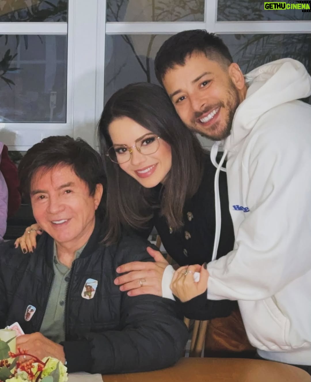 Sandy - 301.4K Likes - Pai @xororooficial ,
Amo admirar o homem que você é:
inteiro, raro, luminoso no seu jeito de existir no mundo.
Obrigada por me ensinar, do seu jeito, o melhor jeito – na verdade, o único que há – mostrando, na vida vivida –
o valor de caminhar com integridade, coragem e coração aberto. Te amo muito!! ♥️

@lucas.lima Obrigada por ter feito comigo o nosso melhor projeto. Obrigada pela pareceria tão sólida em formar essa pessoinha rara que é nosso Theozinho e por ser tão incrível nessa missão. 🙏🏻🤍

@junior_oficial , que orgulho que eu tenho de você em tudo… parabéns por ser esse pai tão inspirador pra essas criancinhas maravilhosas, que já refletem o tanto de amor que você doa pra eles. 💜

Amo vocês!! 

Feliz Dia dos Pais, gente linda!!