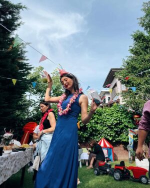 Sanem Bahçekapılı Instagram - Teoşko 4 senedir yaza seninle merhaba demek çok güzel. İyi ki varsın ve senin de dediğin gibi “PARTİ ASLA BİTMEZZZ!” ❤️🌹❤️