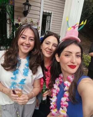 Sanem Bahçekapılı Instagram - Teoşko 4 senedir yaza seninle merhaba demek çok güzel. İyi ki varsın ve senin de dediğin gibi “PARTİ ASLA BİTMEZZZ!” ❤️🌹❤️