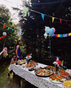 Sanem Bahçekapılı Instagram - Teoşko 4 senedir yaza seninle merhaba demek çok güzel. İyi ki varsın ve senin de dediğin gibi “PARTİ ASLA BİTMEZZZ!” ❤️🌹❤️