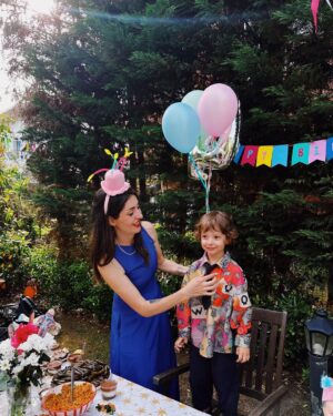 Sanem Bahçekapılı Instagram - Teoşko 4 senedir yaza seninle merhaba demek çok güzel. İyi ki varsın ve senin de dediğin gibi “PARTİ ASLA BİTMEZZZ!” ❤️🌹❤️