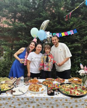 Sanem Bahçekapılı Instagram - Teoşko 4 senedir yaza seninle merhaba demek çok güzel. İyi ki varsın ve senin de dediğin gibi “PARTİ ASLA BİTMEZZZ!” ❤️🌹❤️