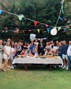 Sanem Bahçekapılı Instagram - Teoşko 4 senedir yaza seninle merhaba demek çok güzel. İyi ki varsın ve senin de dediğin gibi “PARTİ ASLA BİTMEZZZ!” ❤️🌹❤️