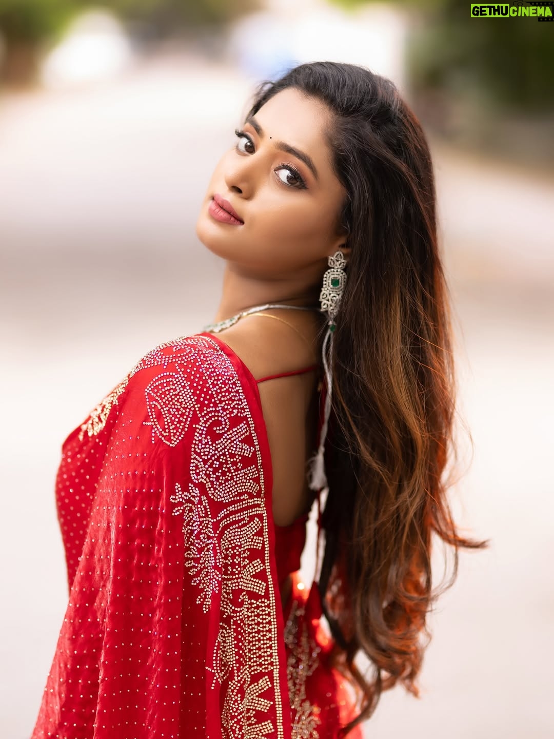 Sangeetha Kalyankumar - 10.2K Likes - Red saree🥰❤️

@olikalam_photography @shree_bhuvana_mua 

#sangeethakalyan