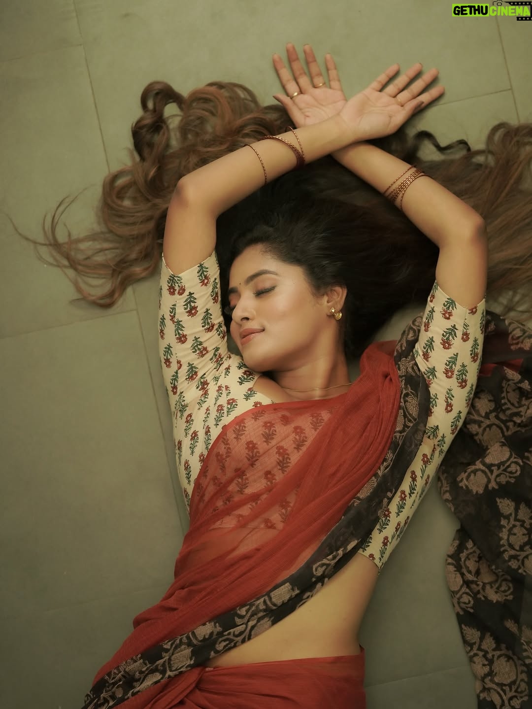 Sangeetha Kalyankumar - 77.5K Likes - Ondra renda asaigal ❤️…..

Artist - @sangeetha_kalyankumar
Costumes - @kaarigai.sarees
Photographer - @camerasenthil
Makeup - @purpleplusnagu
Hair - @ragavismakeover
Shoot Organized by @rrajeshananda