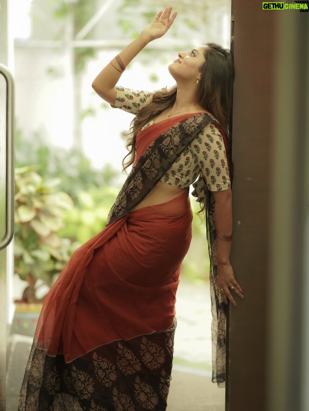 Sangeetha Kalyankumar - 77.5K Likes - Ondra renda asaigal ❤️…..

Artist - @sangeetha_kalyankumar
Costumes - @kaarigai.sarees
Photographer - @camerasenthil
Makeup - @purpleplusnagu
Hair - @ragavismakeover
Shoot Organized by @rrajeshananda
