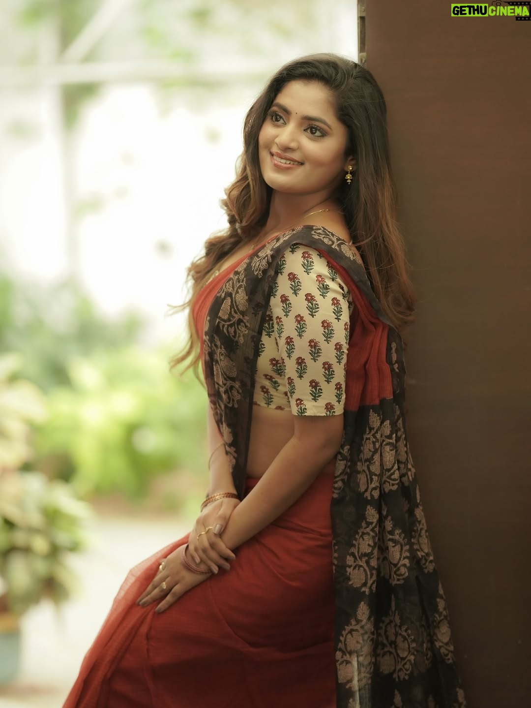 Sangeetha Kalyankumar - 77.5K Likes - Ondra renda asaigal ❤️…..

Artist - @sangeetha_kalyankumar
Costumes - @kaarigai.sarees
Photographer - @camerasenthil
Makeup - @purpleplusnagu
Hair - @ragavismakeover
Shoot Organized by @rrajeshananda