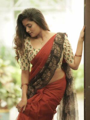 Sangeetha Kalyankumar Instagram - Ondra renda asaigal ❤️…..

Artist - @sangeetha_kalyankumar
Costumes - @kaarigai.sarees
Photographer - @camerasenthil
Makeup - @purpleplusnagu
Hair - @ragavismakeover
Shoot Organized by @rrajeshananda
