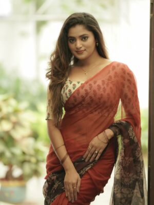 Sangeetha Kalyankumar Instagram - Ondra renda asaigal ❤️…..

Artist - @sangeetha_kalyankumar
Costumes - @kaarigai.sarees
Photographer - @camerasenthil
Makeup - @purpleplusnagu
Hair - @ragavismakeover
Shoot Organized by @rrajeshananda