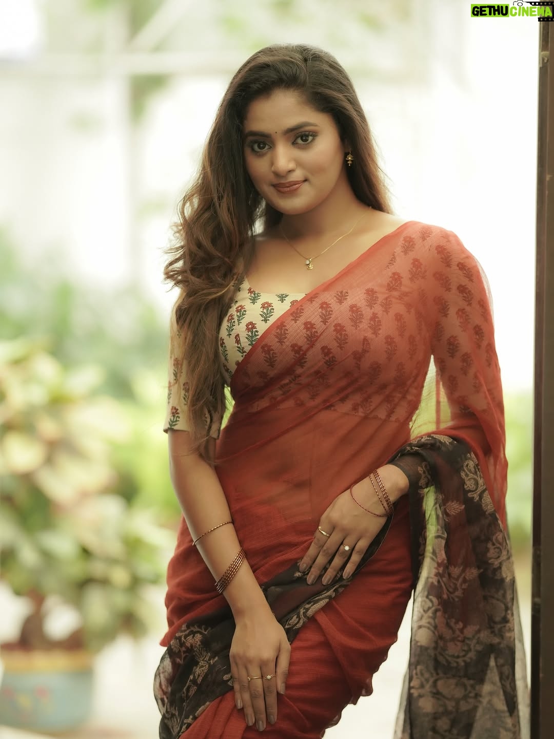 Sangeetha Kalyankumar - 77.5K Likes - Ondra renda asaigal ❤️…..

Artist - @sangeetha_kalyankumar
Costumes - @kaarigai.sarees
Photographer - @camerasenthil
Makeup - @purpleplusnagu
Hair - @ragavismakeover
Shoot Organized by @rrajeshananda