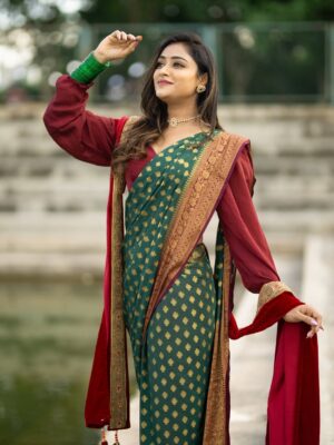 Sangeetha Sringeri Instagram - Day 8 — where peacock green breathes harmony, beauty, and balance.

In frame beautiful @iamsangeethasringeri 

Makeover, Styling and hairstyle @makeoverwith_suchi 

#photowalebapu #navratri #navratrispecial #portrait #portrait_vision #sari #day8ofnavratri