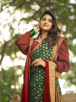 Sangeetha Sringeri Instagram - Day 8 — where peacock green breathes harmony, beauty, and balance.

In frame beautiful @iamsangeethasringeri 

Makeover, Styling and hairstyle @makeoverwith_suchi 

#photowalebapu #navratri #navratrispecial #portrait #portrait_vision #sari #day8ofnavratri
