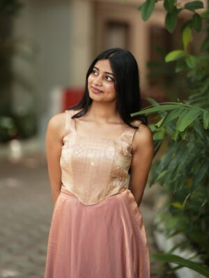 Sanjana Instagram - Just here to make things a little cuter 😚🎀✨
Dress : @dresscape_ 💗
Photography: @prasami_photography ✨
#outfit #outfitday #pink