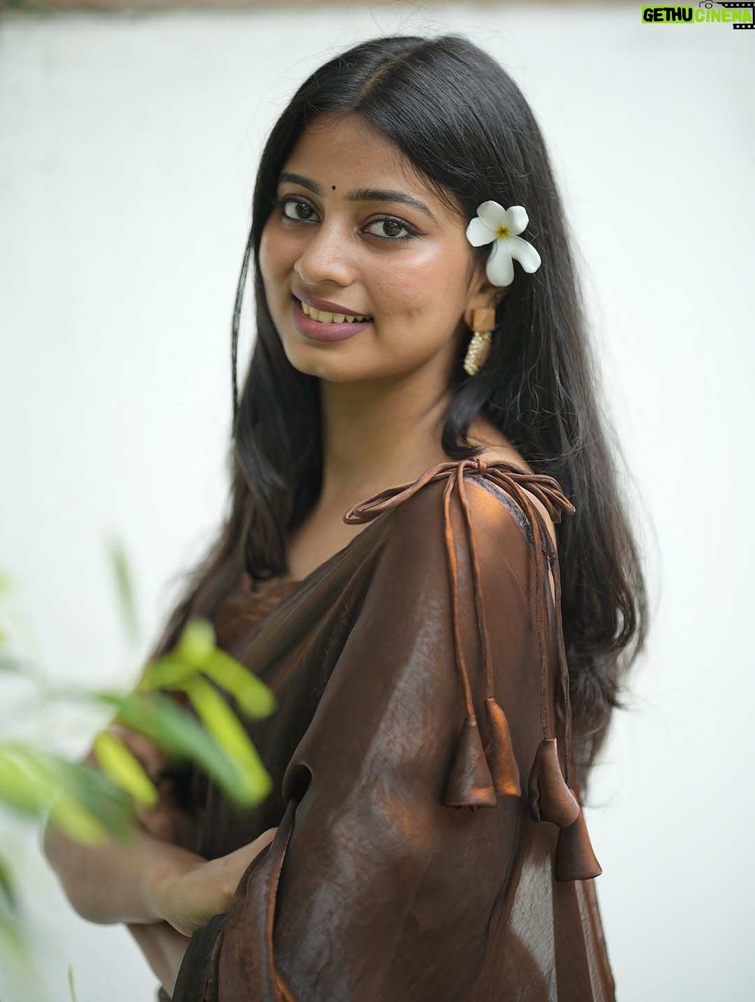 Sanjana - 82.7K Likes - 🤎✨

Outfit : @dresscape_ 🤎🫶🏻

Photography : @prasami_photography ✨

#brown #sareepost